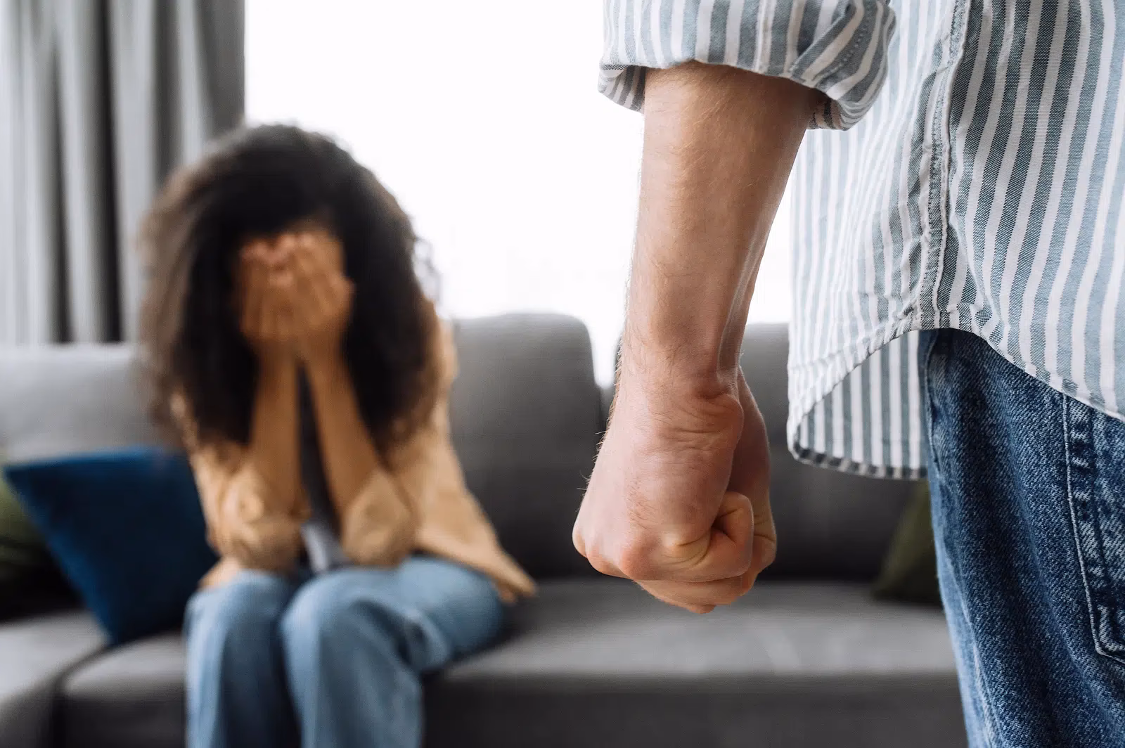 ¿Cómo transmite y naturaliza la violencia simbólica las relaciones de subordinación y discriminación contra las mujeres?